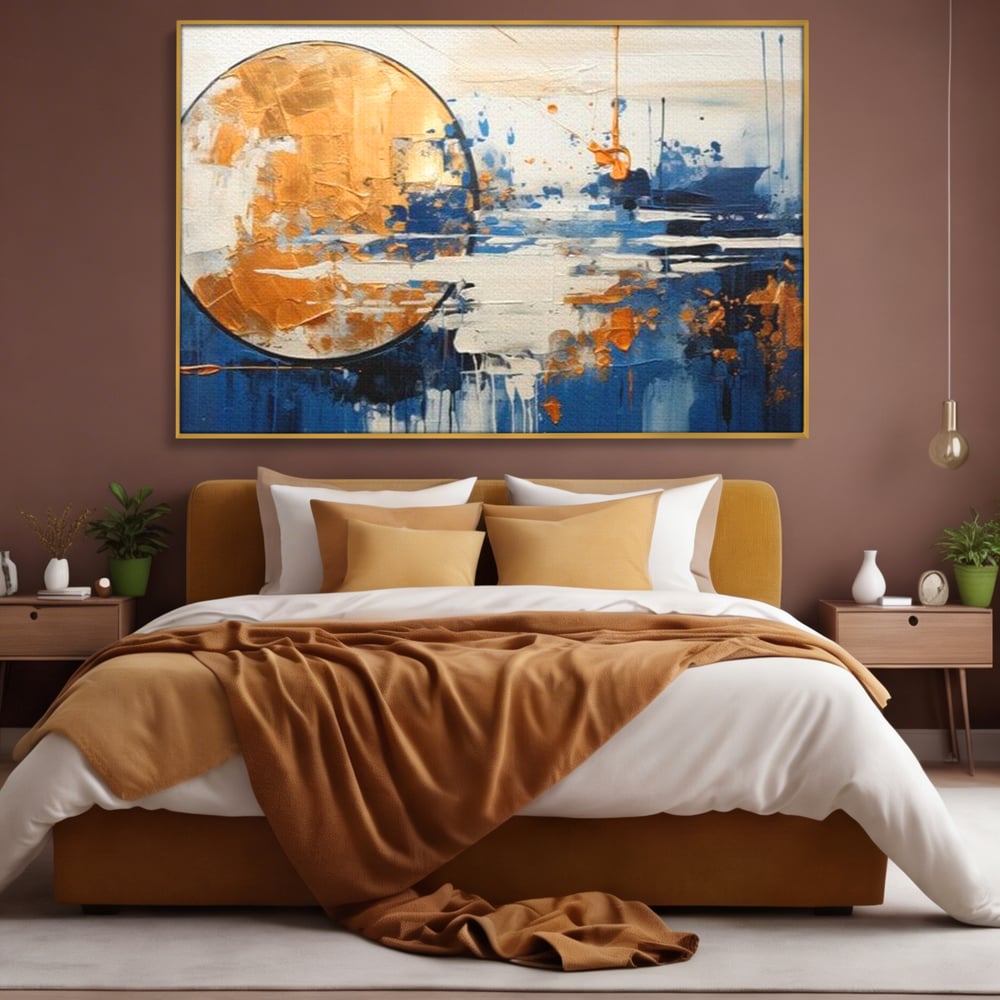 Tablou canvas cu tablou abstract cu luna aurie, in rama de aluminiu auriu, pe perete intr-un dormitor